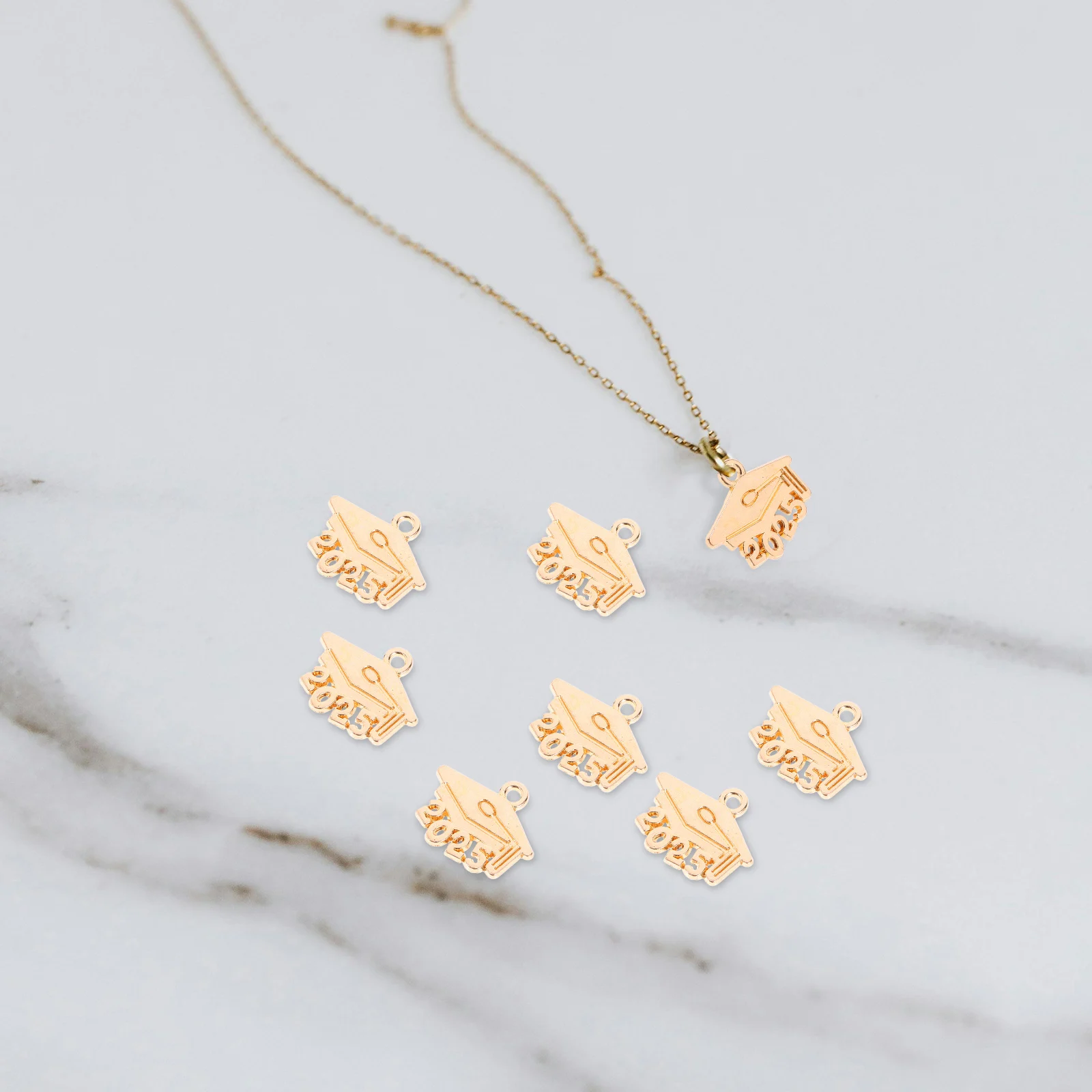 

100pcs Cap Pendant 2025 Alloy Charms DIY Jewelry Necklace Bracelet Decorations Accessories Durability Style Graduation Caps