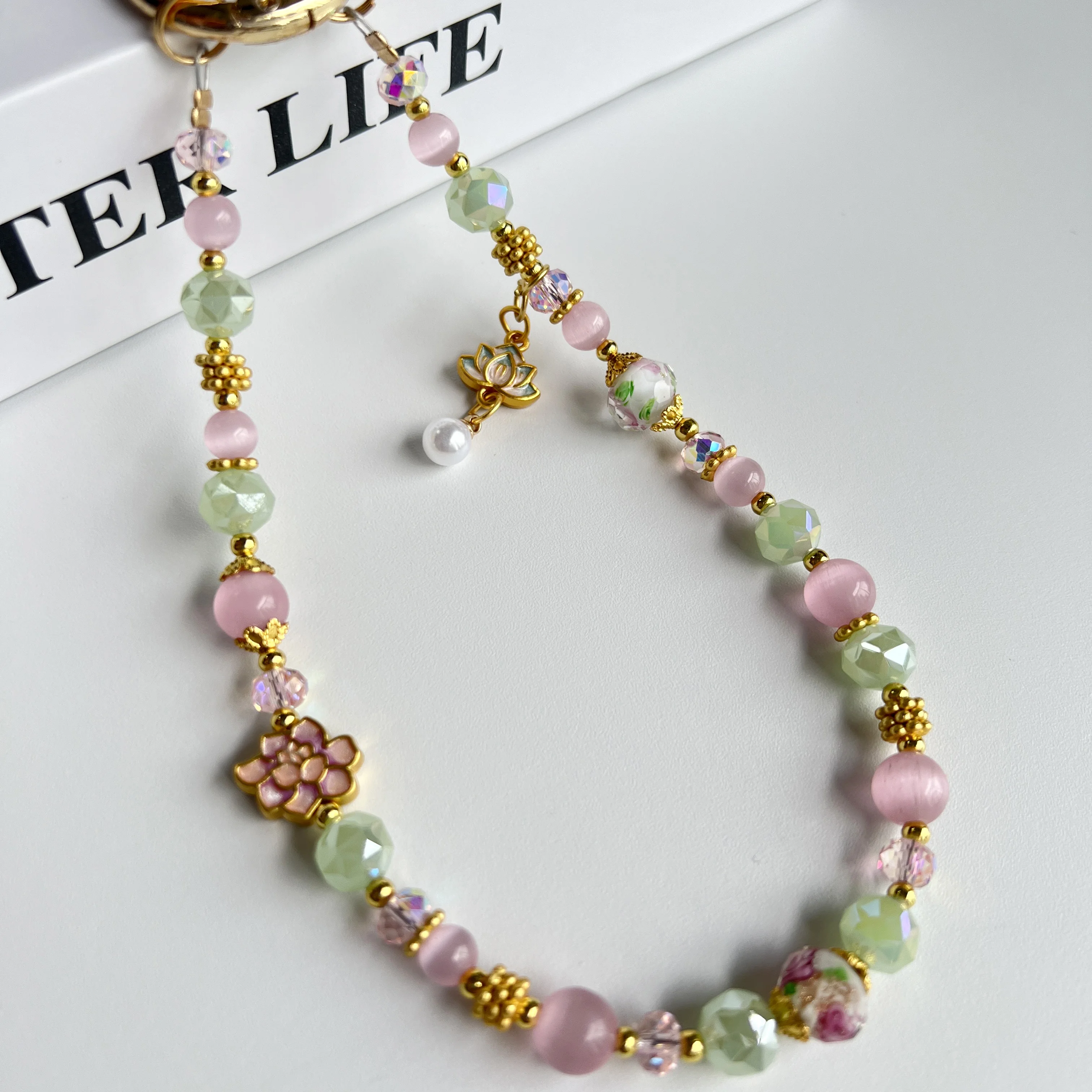 

For Light Luxury Crystal Mobile Phone Chain Beaded Short Wrist Chain Fashion Butterfly Pendant Gold Leaf Hand-Made Lanyard