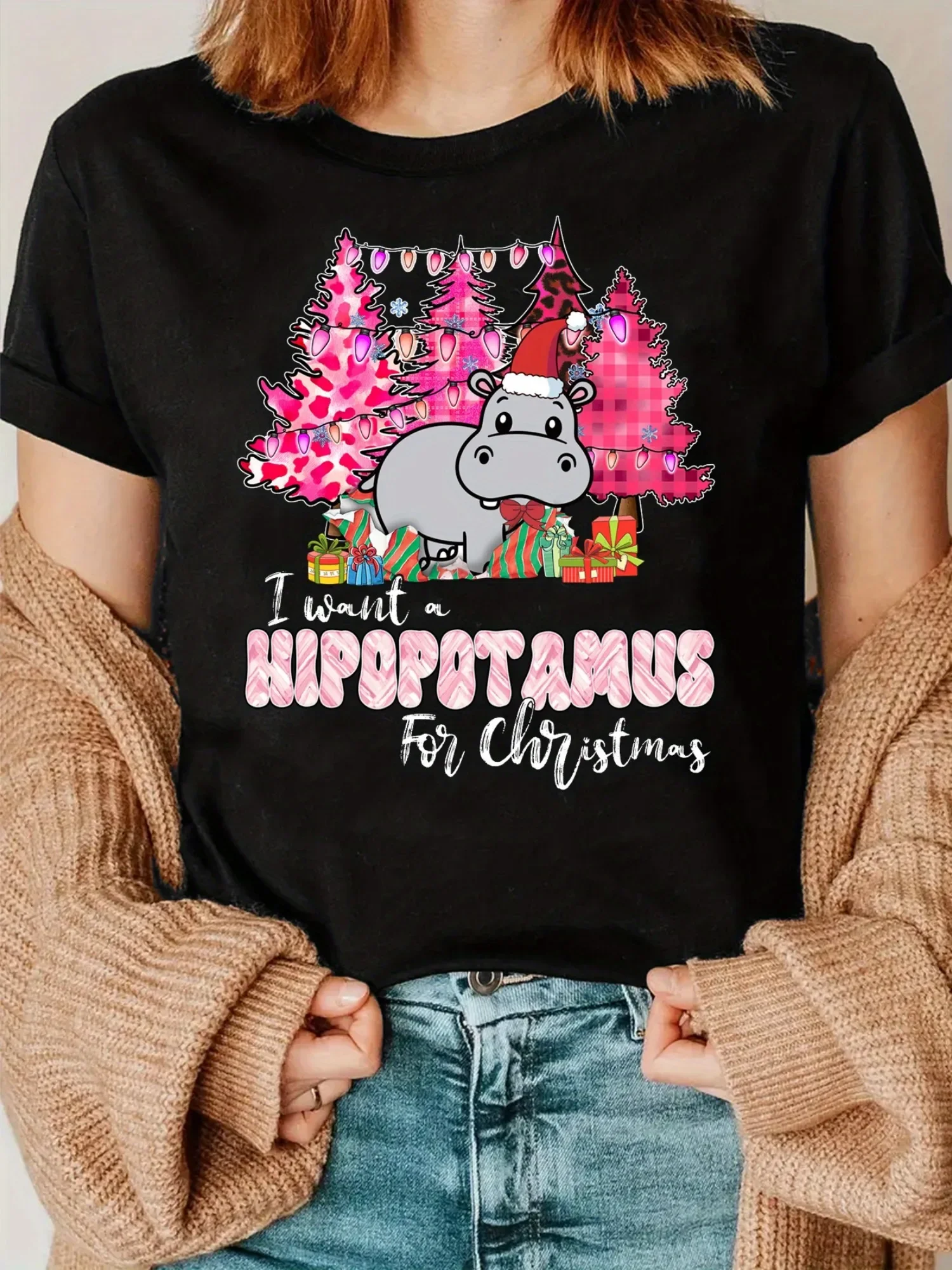 Damska koszulka plus size z okrągłym dekoltem i nadrukiem świątecznego hipopotama i różowego drzewa - mieszanka dzianiny poliestrowej, rozmiary 0XL-4XL