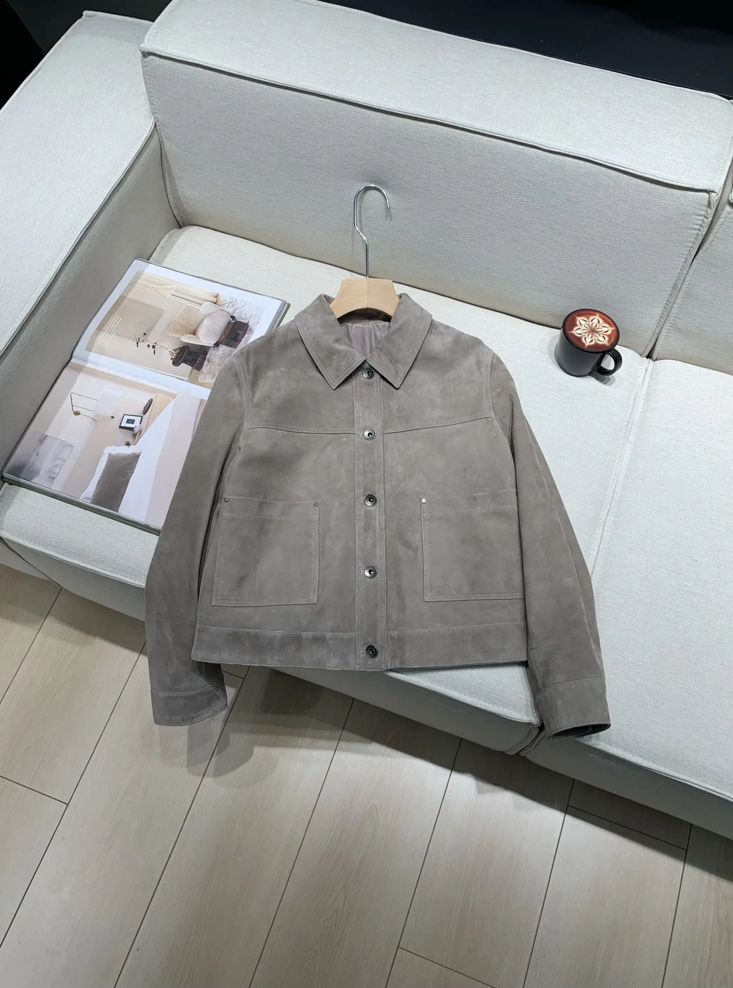 

Осенне-зимняя новая модная легкая роскошная замшевая короткая кожаная куртка высокого качества с бисером для женщин