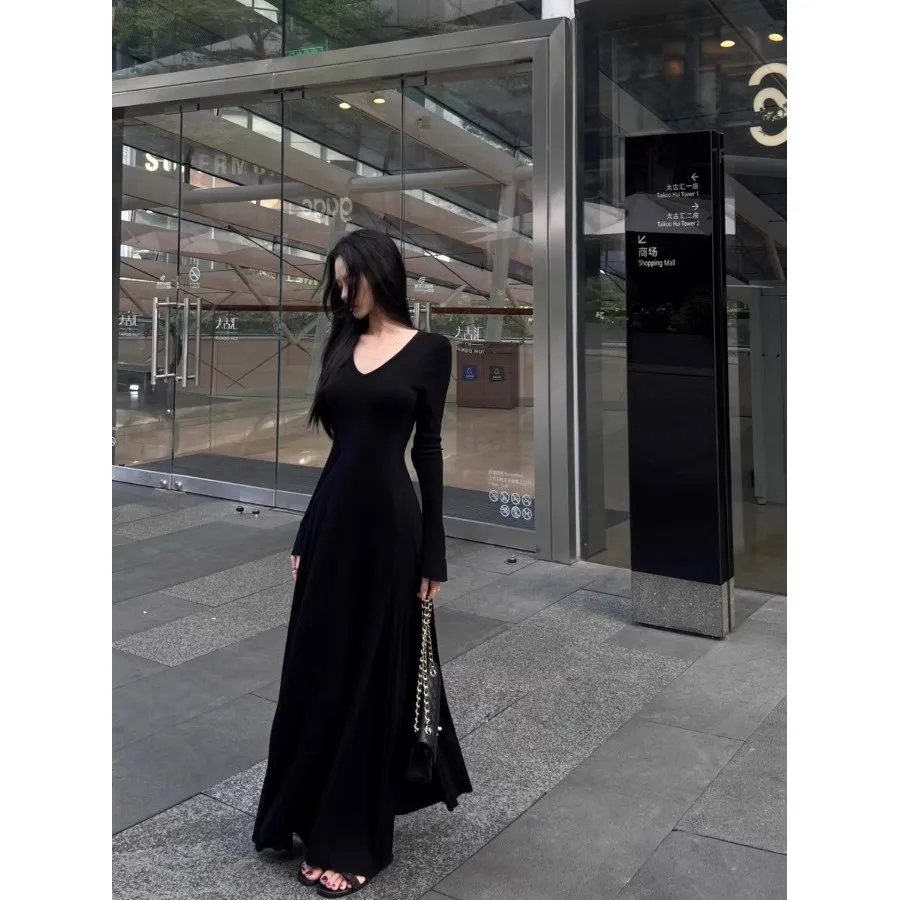 Abito nero a maniche lunghe Donna Primavera 2025 Nuovi abiti maxi con temperamento dimagrante Donna Abito lungo da strada alla moda coreana