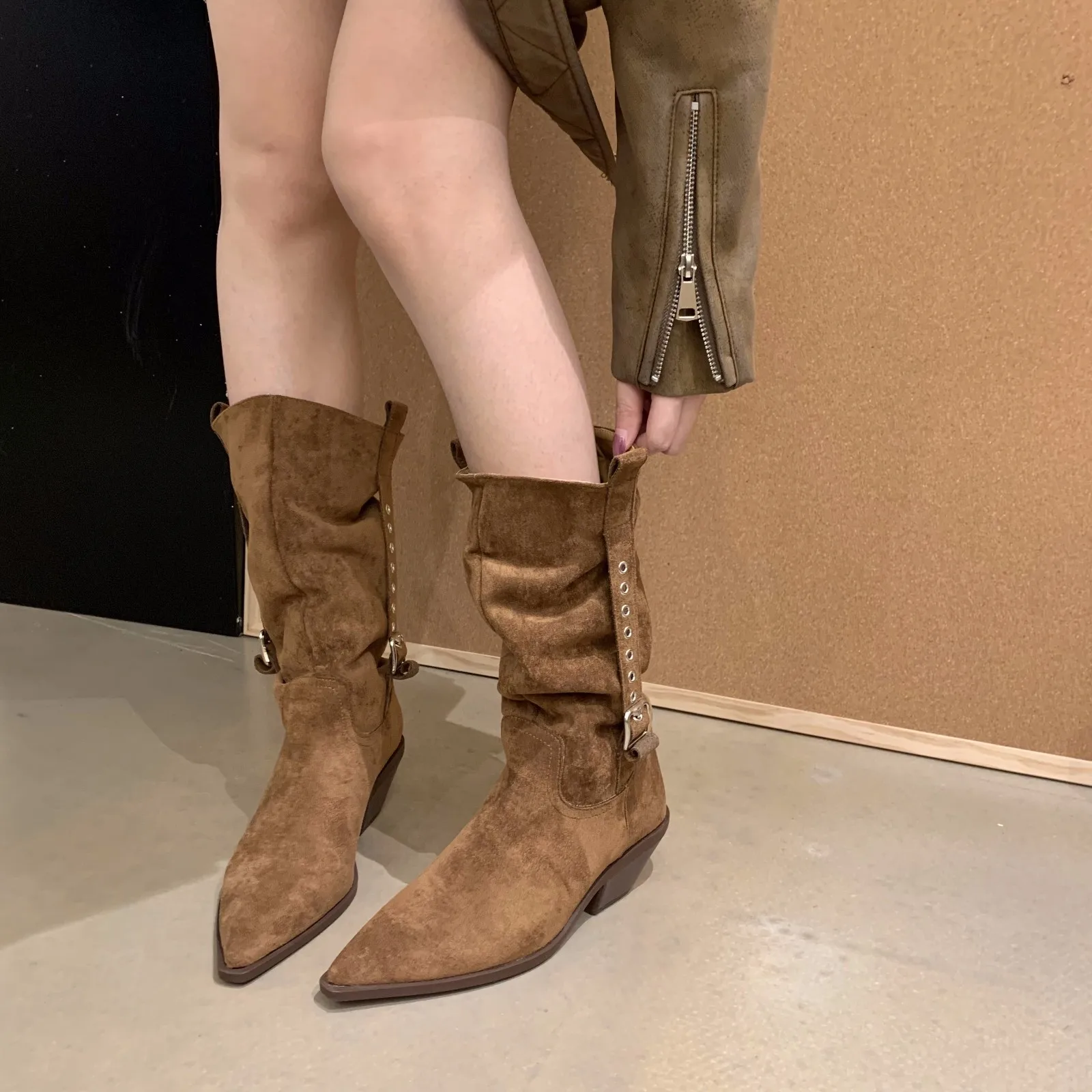 

Темпераментные ботинки на шпильке, новинка 2025, замшевые ботинки с острым носком и боковой молнией и пряжкой на ремне