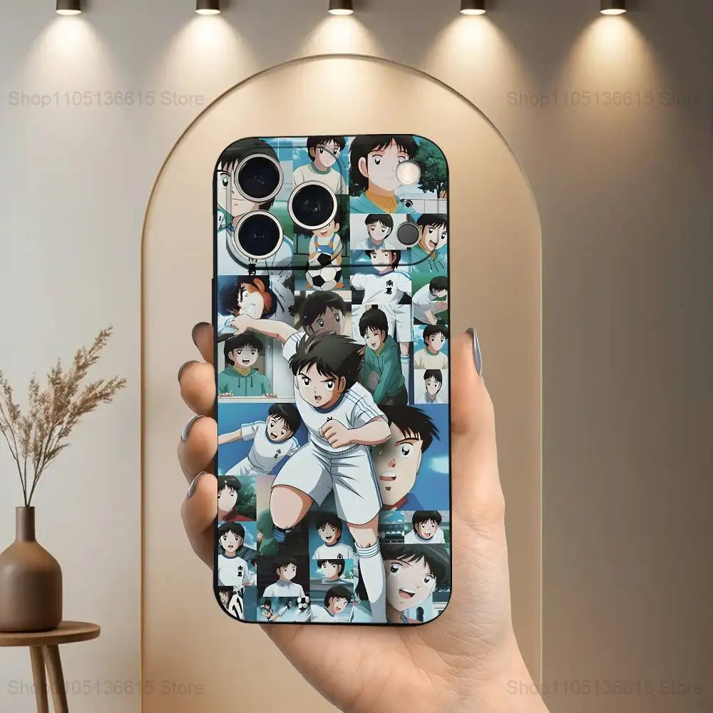アニメ「キャプテン翼」スマホケース iPhone 17、16、15、14、13、12、11 Plus、Pro Max、XS、X、XR、SE、Mini、8、7対応 ソフトシリコン製 ブラックカバー