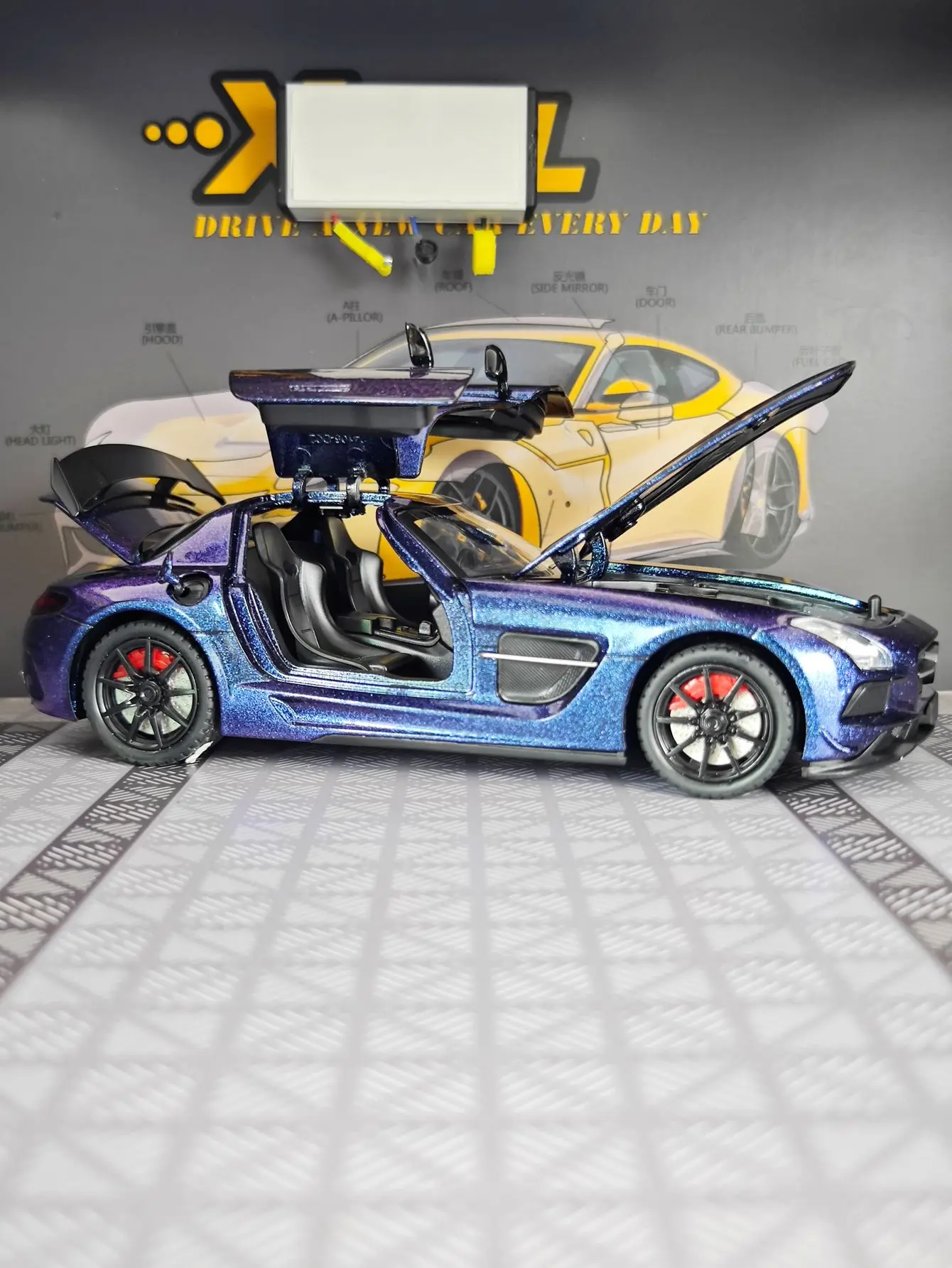 1:24 SLS AMG, modelo de coche deportivo de aleación, puertas de coche y capó de motor, el maletero se puede abrir como regalo de cumpleaños para amigos