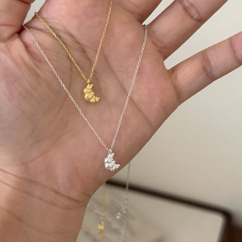 

Design Sense Croissant Pendant Necklace for Women Fashion Small Exquisite Metal Bread Necklace Friendship Party Jewelry Gifts