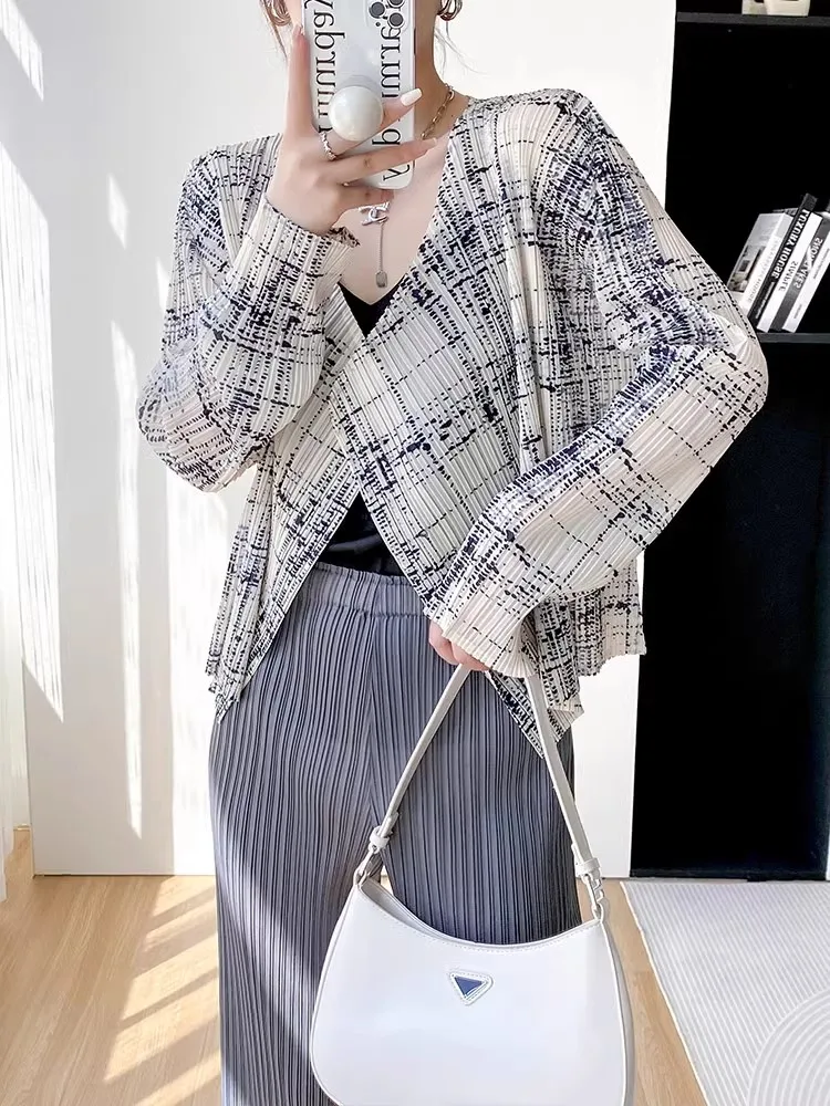 

Spring Summer Autumn Winter Women's Short Printed Outerwear Cardigan Folded Hem V-neck Long Sleeve Polyester Straight Cut Top