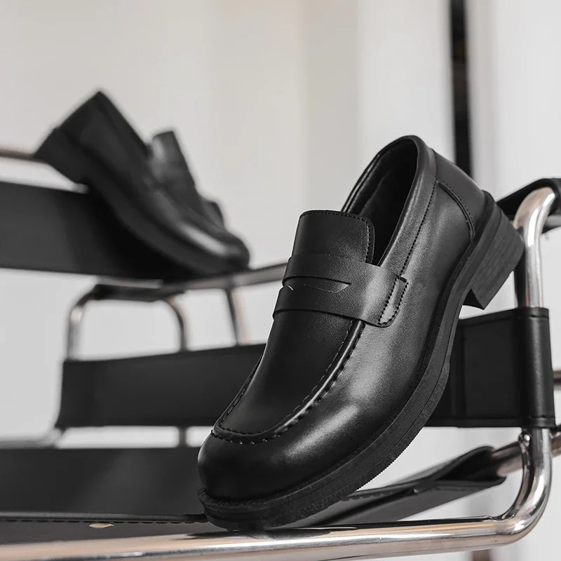 

Handcrafted Leather Shoes for Men Flat-heeled Soft-soled Retro Fashionable and High-end Business Shoes for All Four Seasons