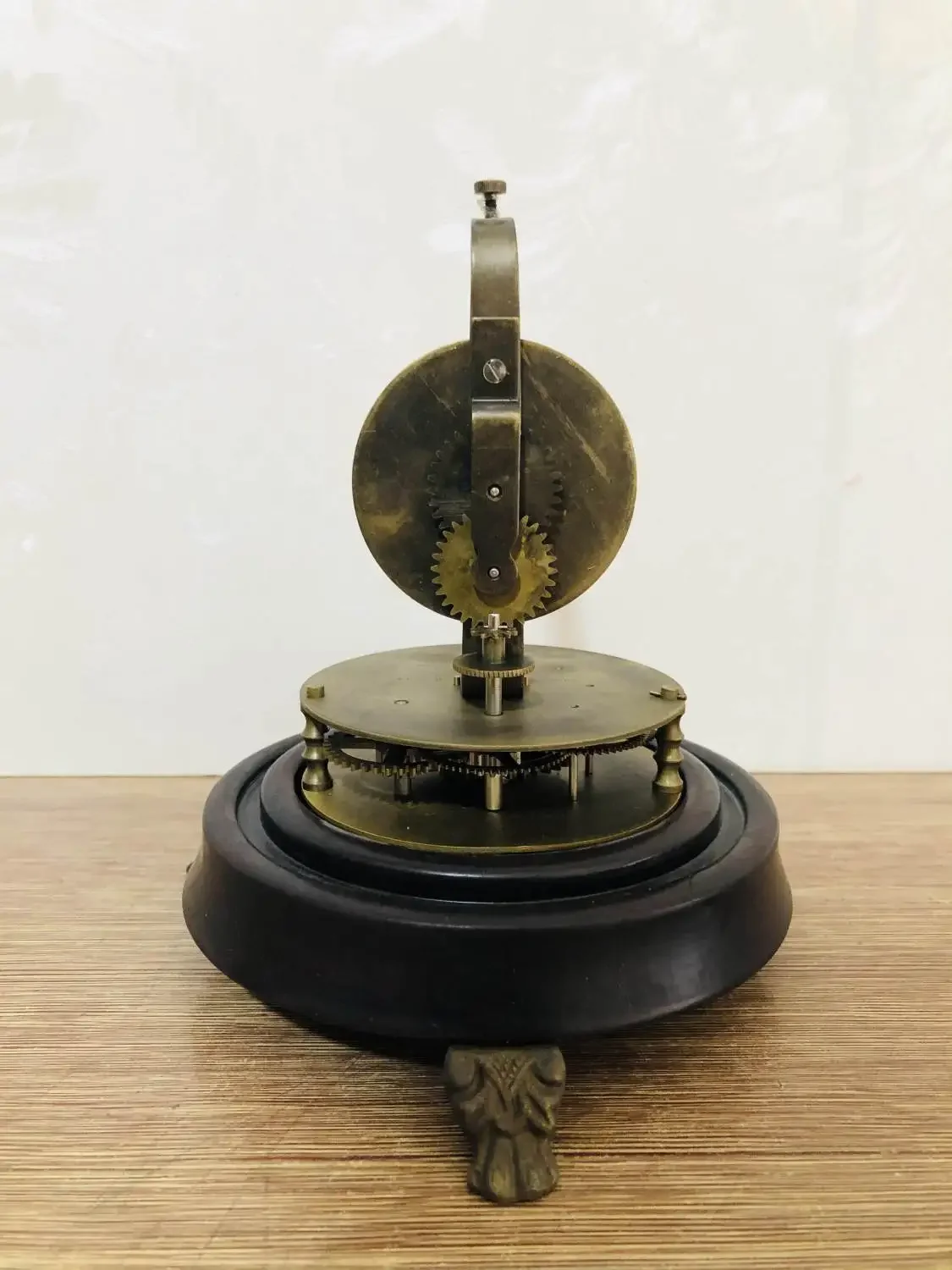 Watch machinery Glass cover Fun ball small seat clock European classical dynamic retro creative pendulum clock new