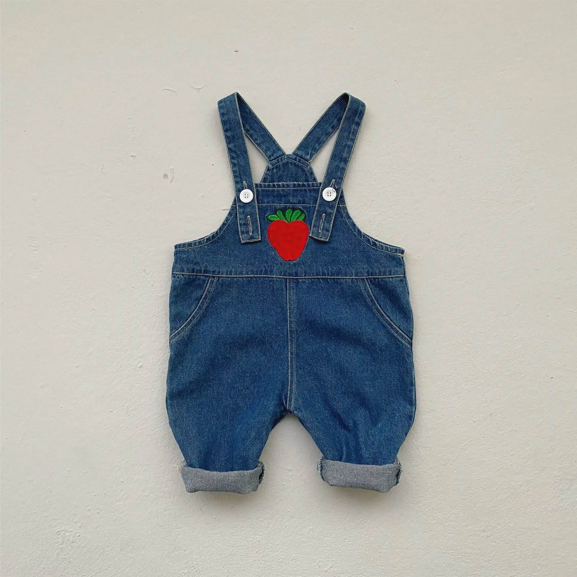 2025 primavera nuevo bebé niña monos de mezclilla lindo estampado de fresa niñas pantalones de tirantes infantil niño Jean monos ropa