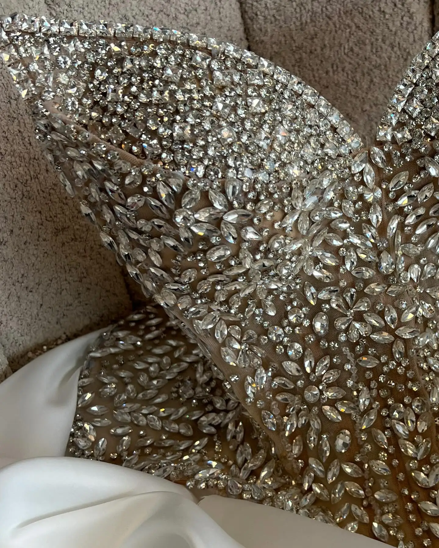 Nuovo arrivo lussuoso in rilievo corto abiti da festa da ballo gonna con volant cristalli pieni corsetto unico matrimonio secondo abito abito formale