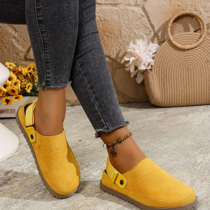 النساء نعال مسطحة 2025 جديد مغلق تو الشرائح النساء في الهواء الطلق صندل مسطح قباقيب غير رسمية النعال الصيف الفلين أحذية منصة النساء