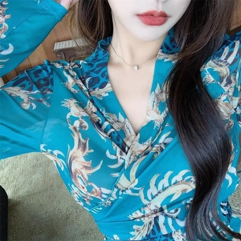 レトロ Tシャツ女性春夏トーテムプリント気質 V ネックレースアップスリムストリートオフィスレディ居心地の良いシックな美しい 2025