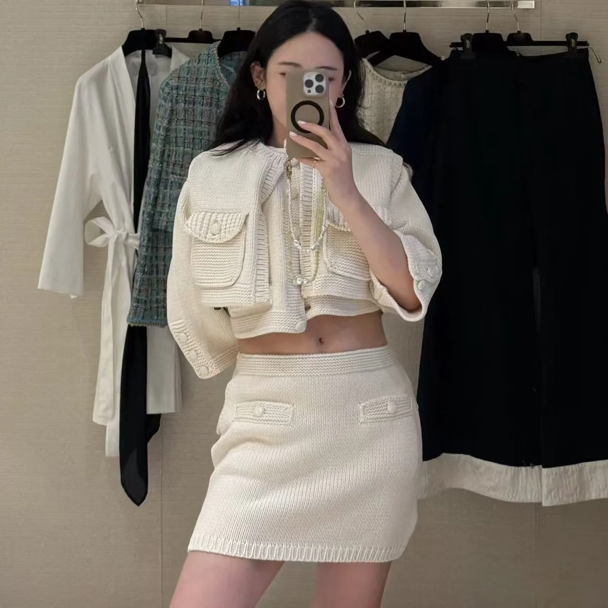 

2025 Fashion Heavy Industry Style Elegant Women's Pocket Vest Decorative Round Neck Sleeveless Loose Short Camellia Cardigan