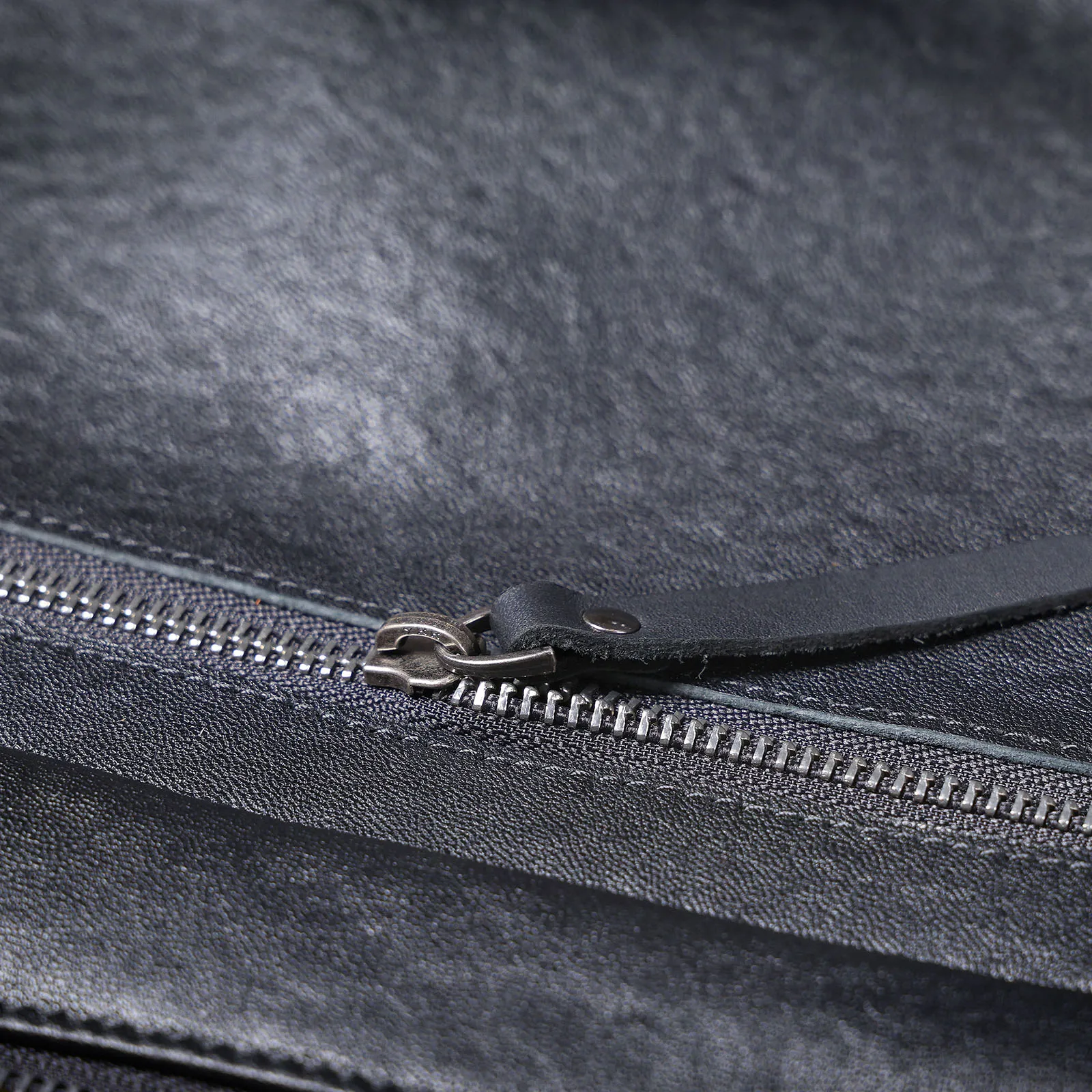 S.WORKER Vintage Herren-Umhängetasche aus Vollnarbenleder | Handgefertigter Messenger aus Used-Leder – Detail 18