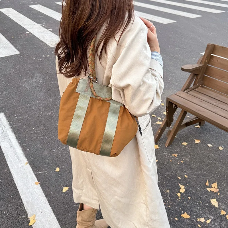 

‌ Осень 202, новая сумка через плечо большой вместимости, модная дизайнерская сумка из стираной ткани для женщин, стильная и просторная сумка для ежедневных поездок на работу