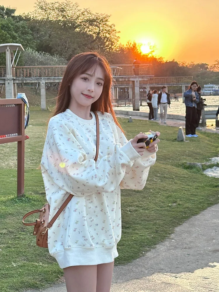 Słodka Bluza Damska z Kapturem w Kwiatowy Wzór, Okrągły Dekolt, Oversize, Luźny Krój, Idealna na Wiosnę, Jesień i Zimę, Piękny Top