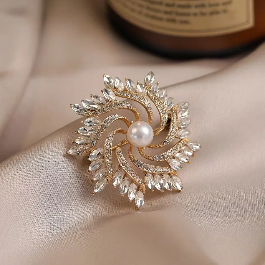 

exquisite brooches suitable for women, exuding elegance, luxury, sophistication, and individuality. Perfect as a gift.
