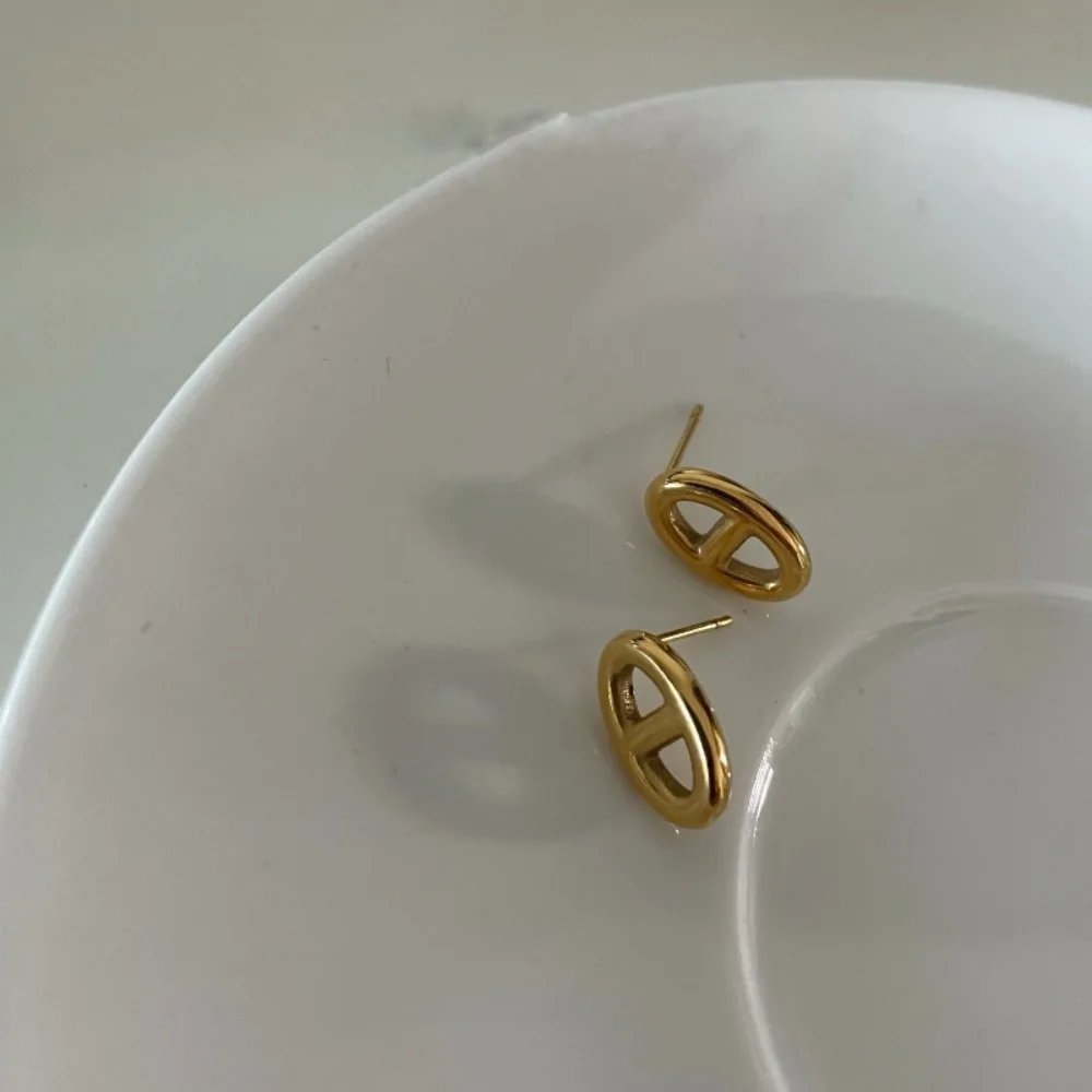 2 Stück europäische und amerikanische Retro-Ohrringe im minimalistischen Stil, hypoallergen und farbbeständig, hohles Design verleiht Textur, angenehm zu tragen, für jedermann geeignet, perfekt für den täglichen Weg zur Arbeit, Verabredungen und Partys – Detail 5