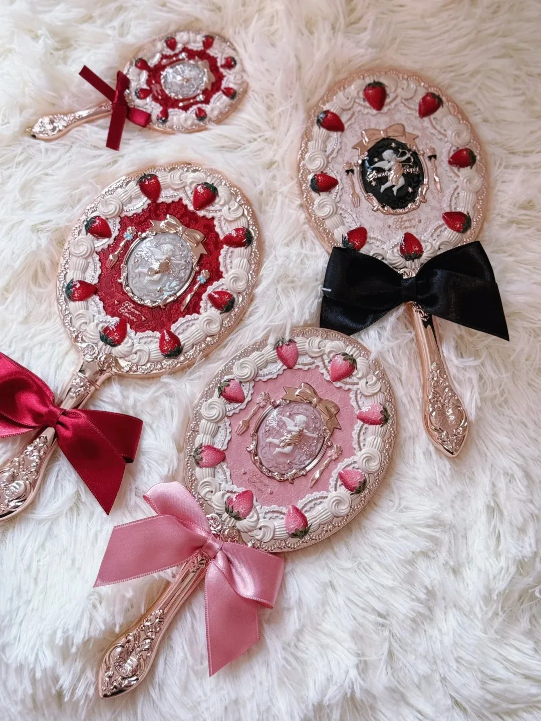 Mirror Moonlight Mermaid Collection Handspiegel in limitierter Auflage im Design von Weiß, Blau, Rosa und Schokoladenfee