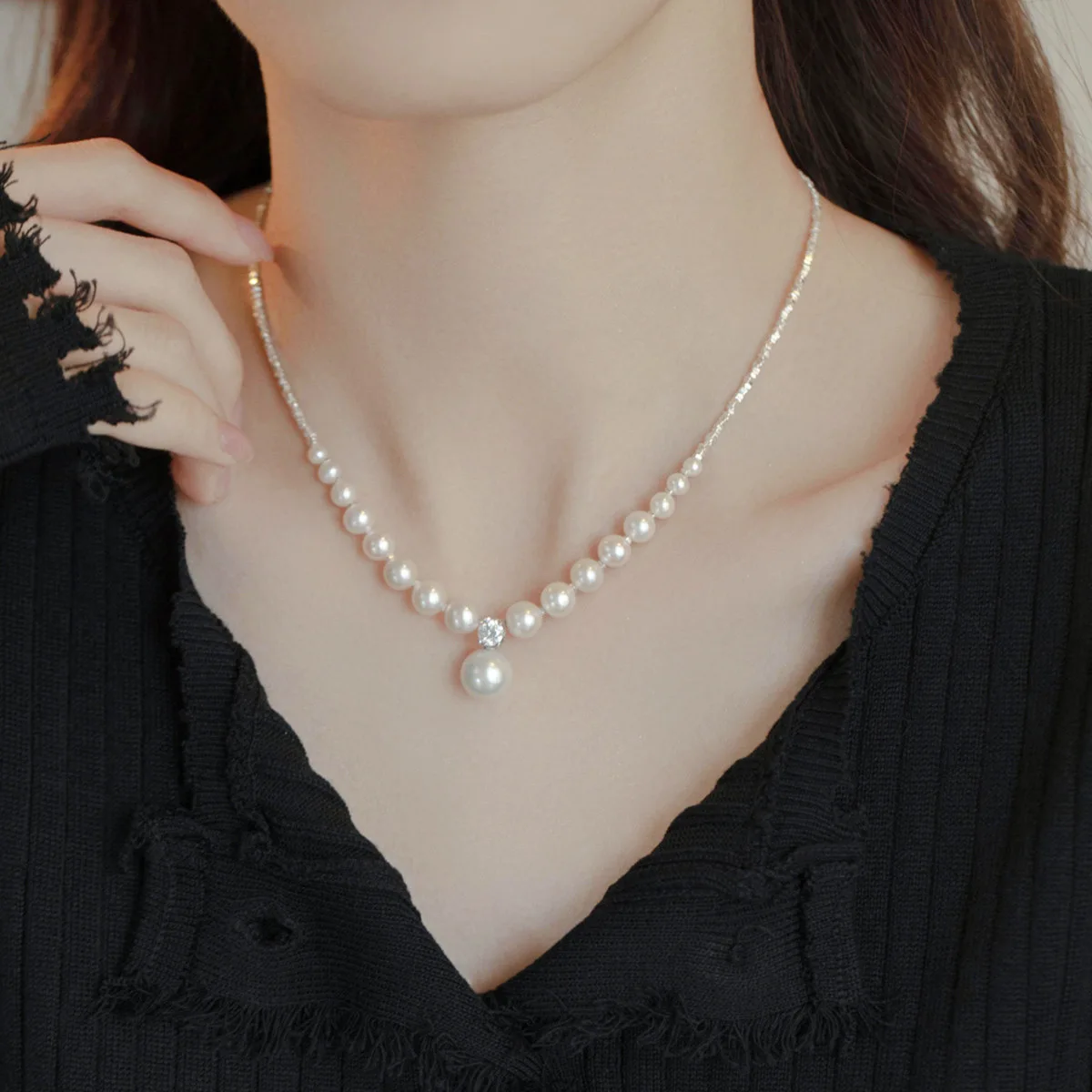 

Strong light round pearl pendant necklace, versatile French retro style, jewelry gift for wife