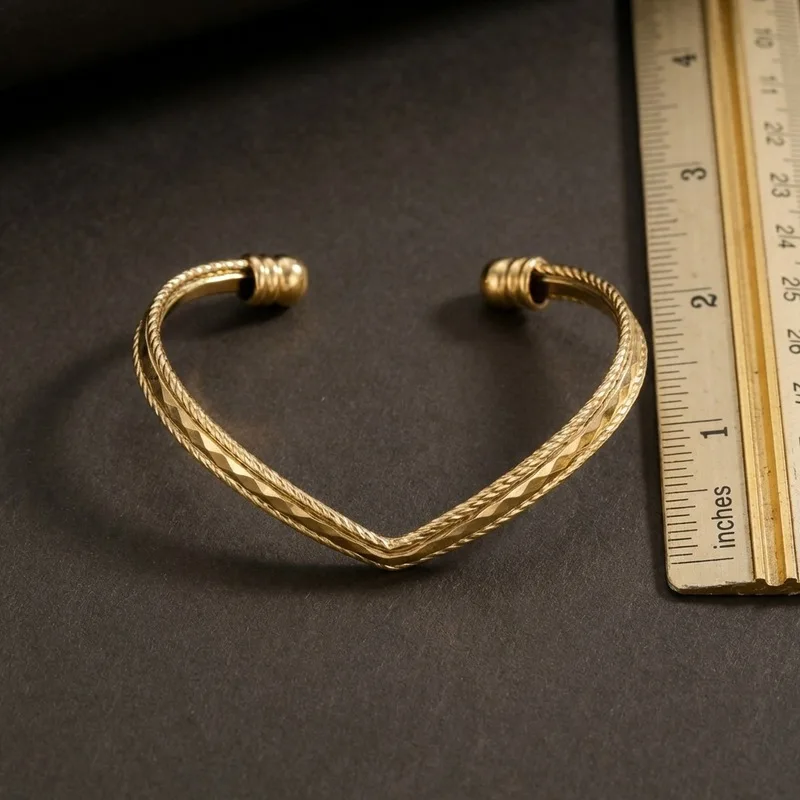 Carlidana.European and American style twisted edge cut surface V Open-ended bangle with a niche design, stylish and versatile