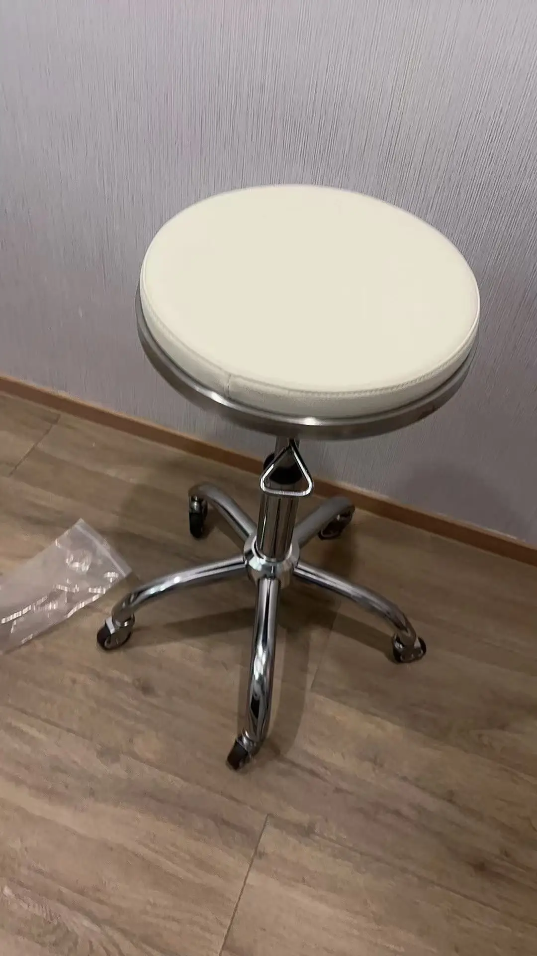 taburete-de-salon-giratorio-de-cuero-sintetico-con-ruedas-y-altura-ajustable-mediante-sistema-hidraulico-silla-profesional-para-estilistas-ideal-para-salones-de-belleza-y-centros-de-manicura