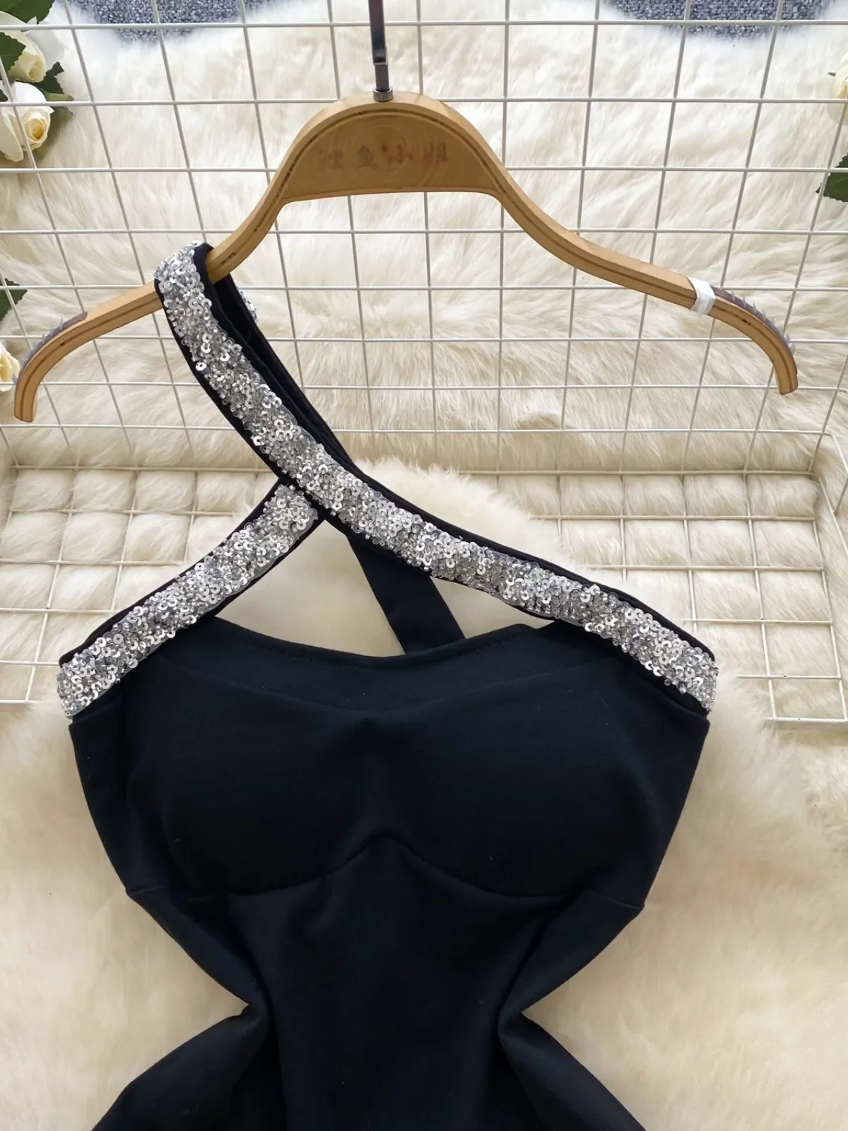 فستان Foamlina ذو الصناعة الثقيلة بفتحة ماسية وأكتاف مائلة مع وسادة صدر للنساء فستان حفلات النادي بدون ظهر قصير