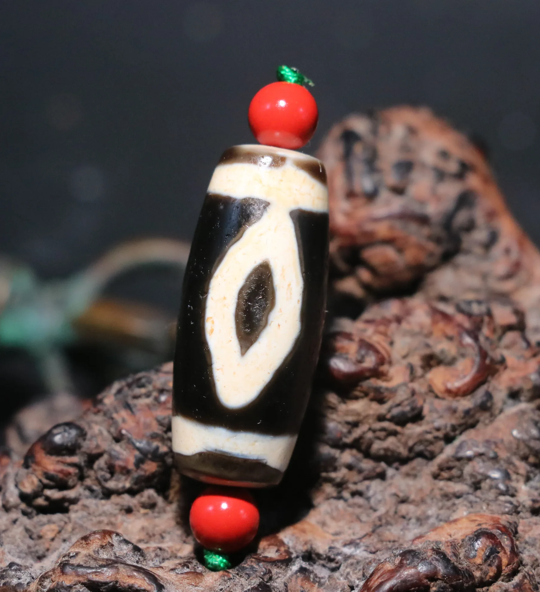 

Energy Tibetan Old Agate Special 2 Eye Totem Love Symbol dZi Bead Amulet Pendant Precious Gemstone Jewelry