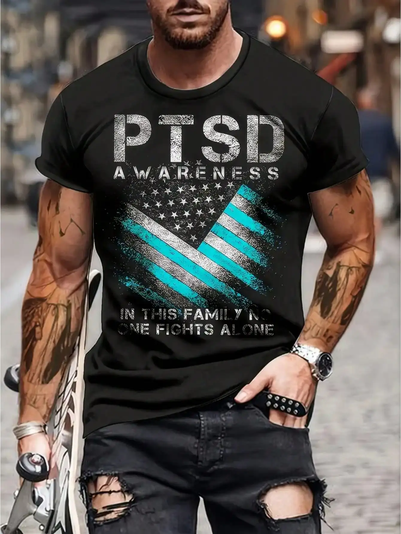 

Слова «PTSD AWARENESS» И элементы американского флага, вдоль с «В ЭТО СЬМЕЙТЕ БЕЗ ОДНОЙ ФИГУНСКИ АЛОН», с теплым