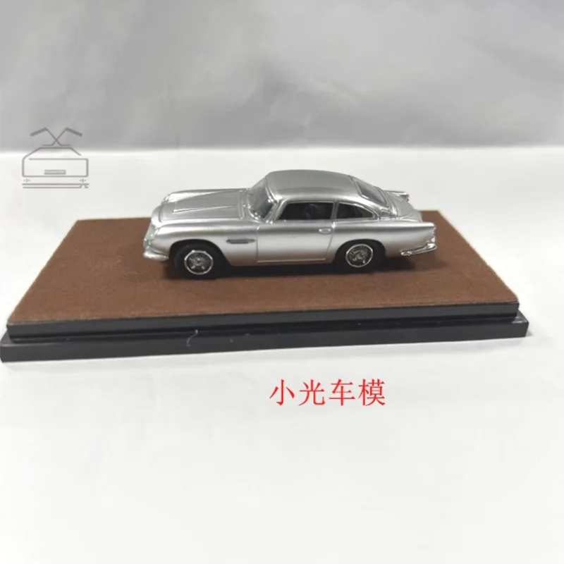 Diecast 1:64 Scale Light Aston Martin's DB5 Alloy Simulation Car Model Static Collection Decorated Holiday Toys Souvenir Gift