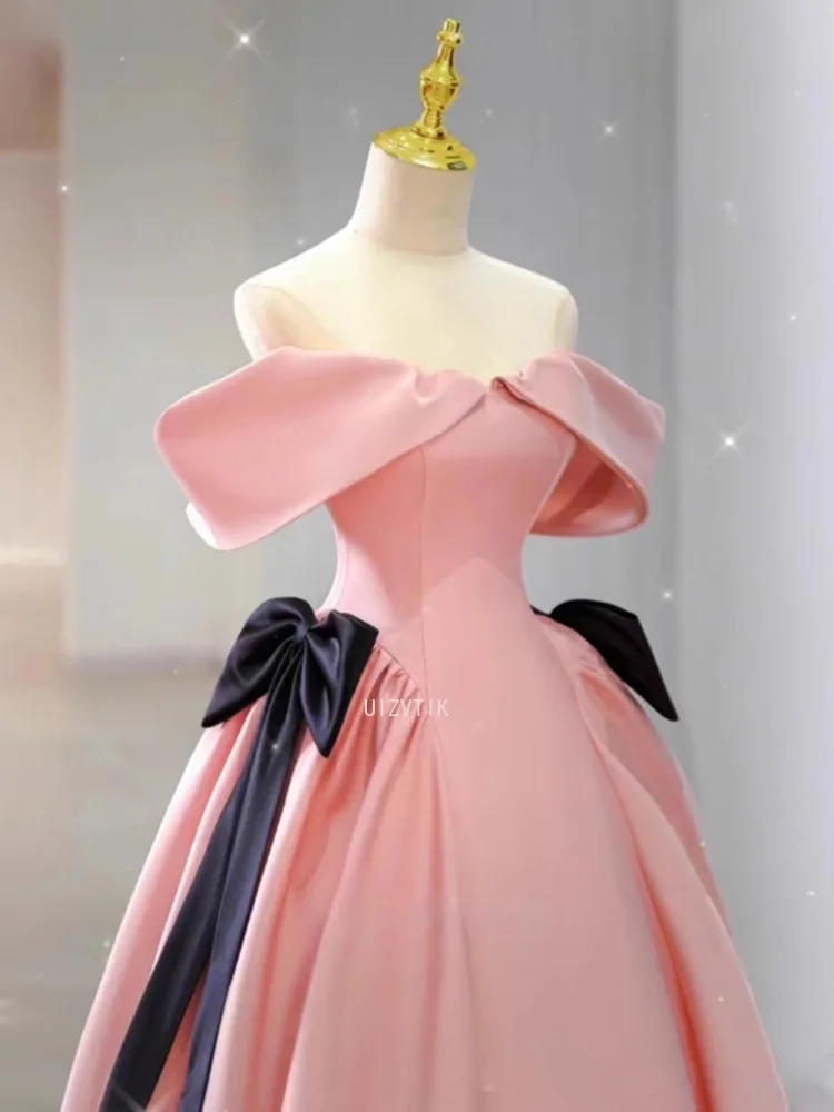 Rosa schulterfreies Prinzessin-Abschlussballkleid, schmales, süßes Quinceanera-Kleid mit Schleife und Schnürung, luxuriöses, bodenlanges Hochzeitskleid aus Satin