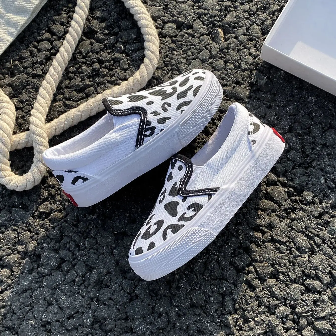 1021 OPOEE Children\'s Soft Sole Breathable Canvas Shoes Korean Edition Footboard Shoes Fashion Children\'s Shoes Walking Shoes