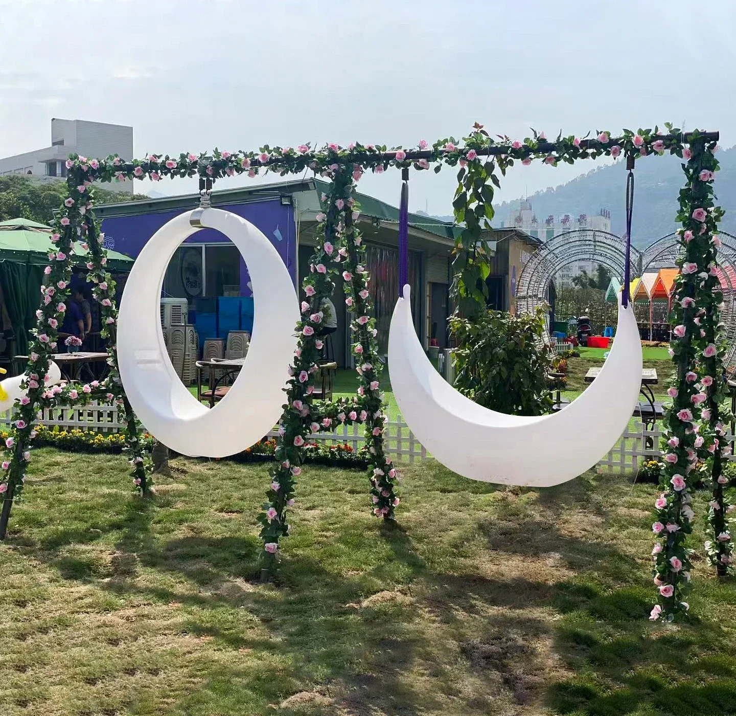 裏庭の夢のようなスイングチェア、子供の庭の造園スイングチェア用の光る機能を備えたユニークなパティオスイング