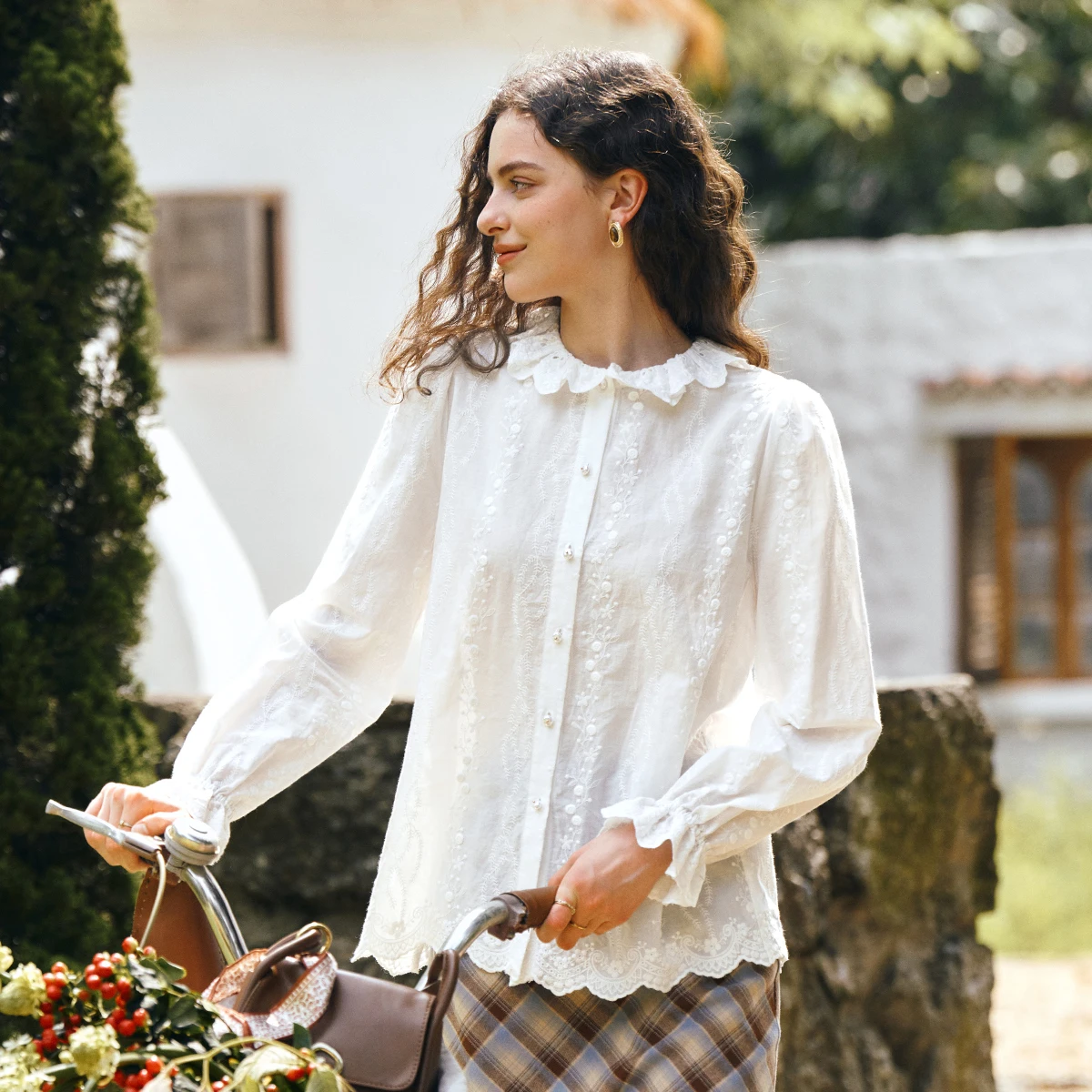 OLrain Women's French Elegant Embroidered Shirt 2025 Autumn Lace Collar Pearl Buttons Elastic Cuffs Loose-fit Shirt O57QC001302