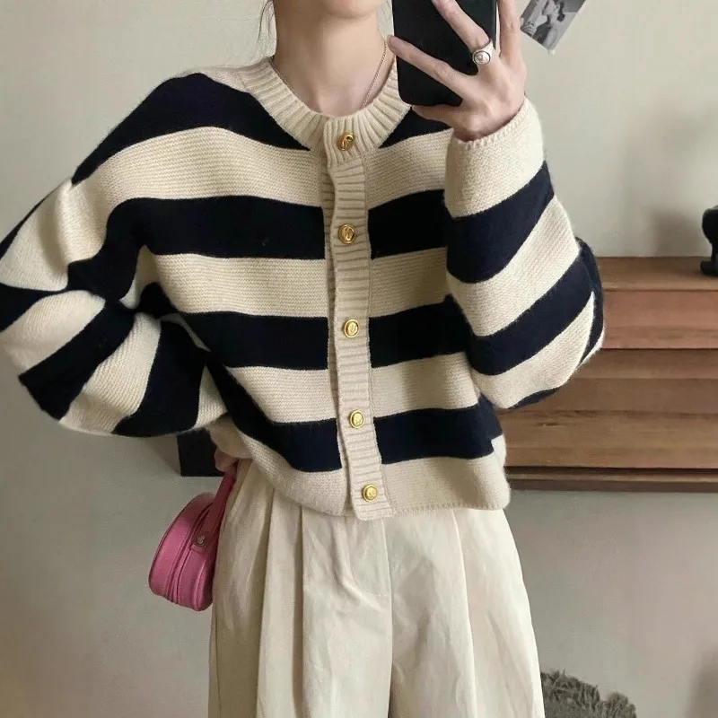 

Женский черно-белый полосатый вязаный кардиган с круглым вырезом, золотыми пуговицами, укороченный, свободного кроя, повседневный, мягкий свитер-пальто