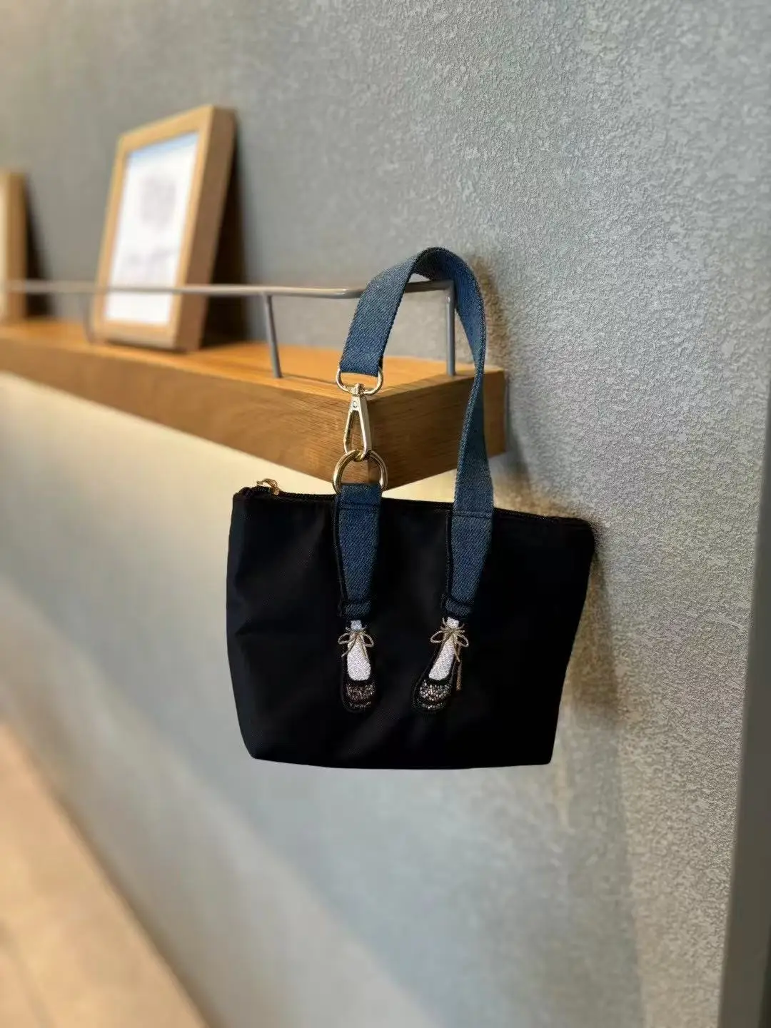 

Fashion Embroidered Zero Wallet Waterproof Nylon Fabric Bag Hanging Accessory for Women Casual Versatile Phone Bag Mini Loose
