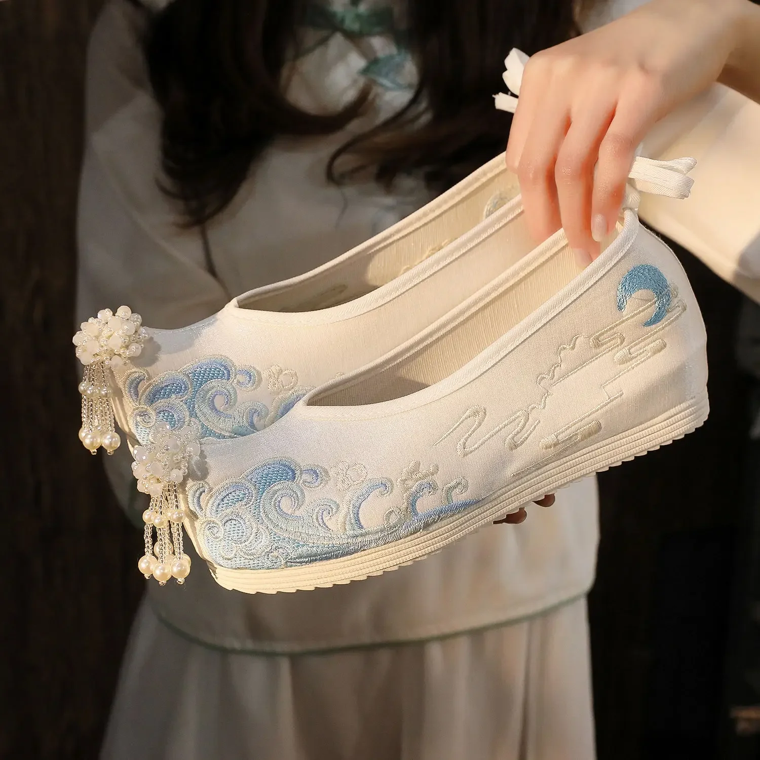 Damskie buty Hanfu w nowym stylu Starożytne haftowane wewnętrzne zwiększenie Tradycyjne buty materiałowe Buty na platformie