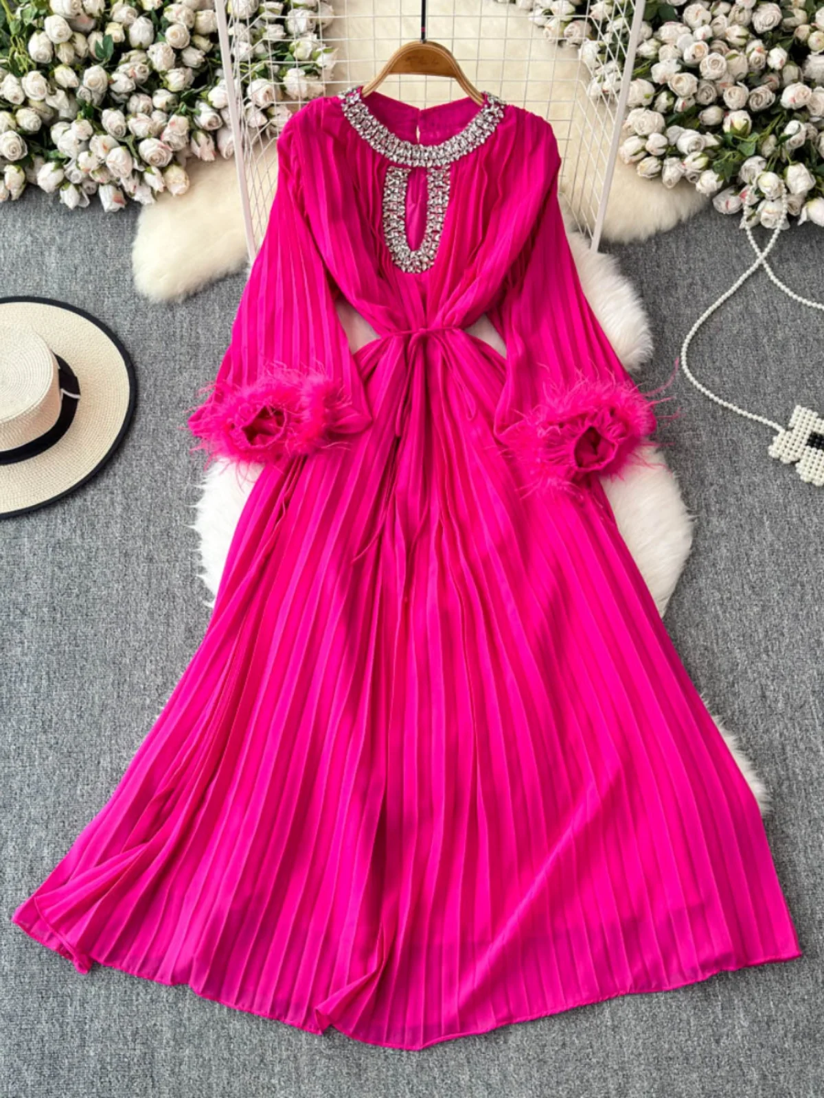 Vestido largo hoado deco con plumas de avestruz, escote con diamantes incrustados, falda acampanada de cintura alta de ...