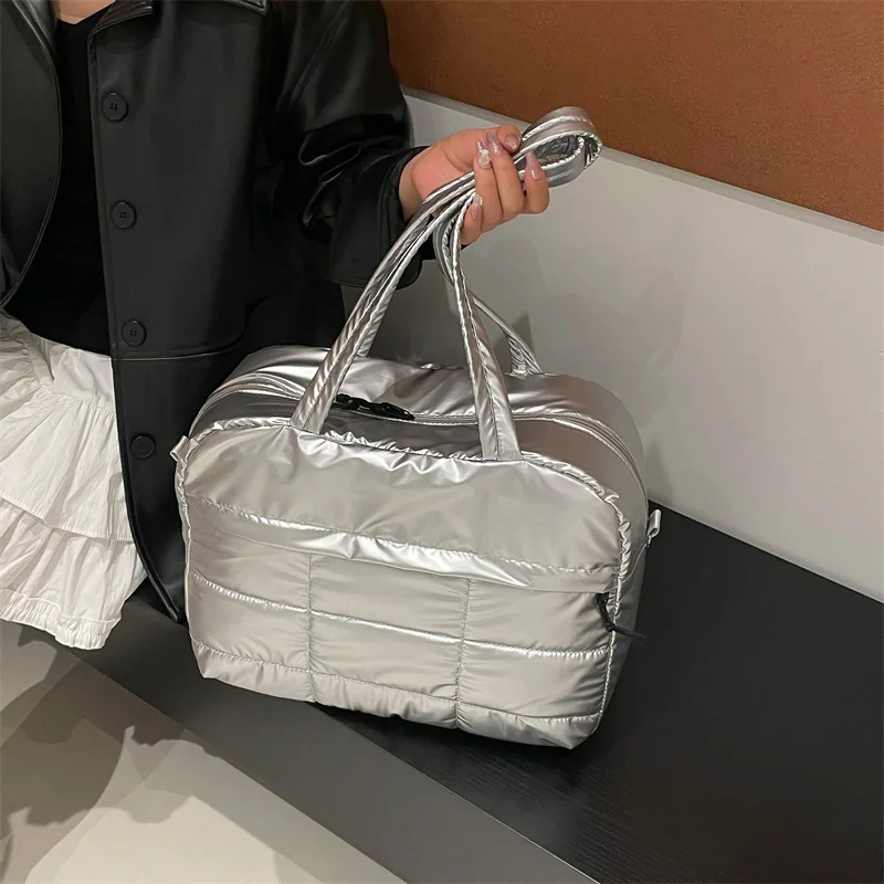 Gesteppte, einfarbige, gepolsterte Reisetasche, tragbare, stilvolle Handtasche mit großem Fassungsvermögen für Damen, Sport, Arbeit und Alltag