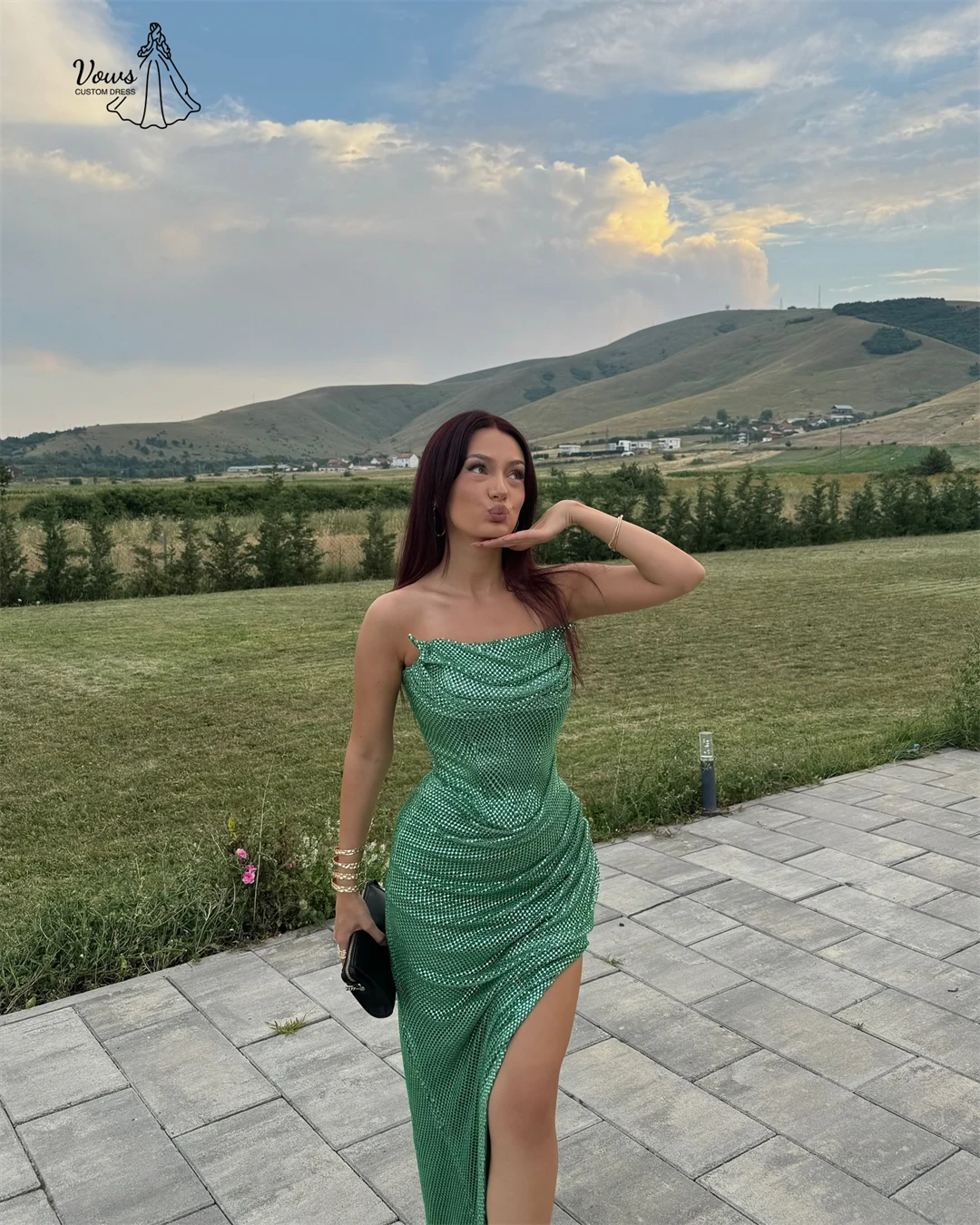 ชุดราตรีเปิดไหล่ทรงหางปลาสำหรับผู้หญิง ดีไซน์หรูหรา เหมาะสำหรับงานพิเศษ พร้อมดีเทลผ่าข้าง