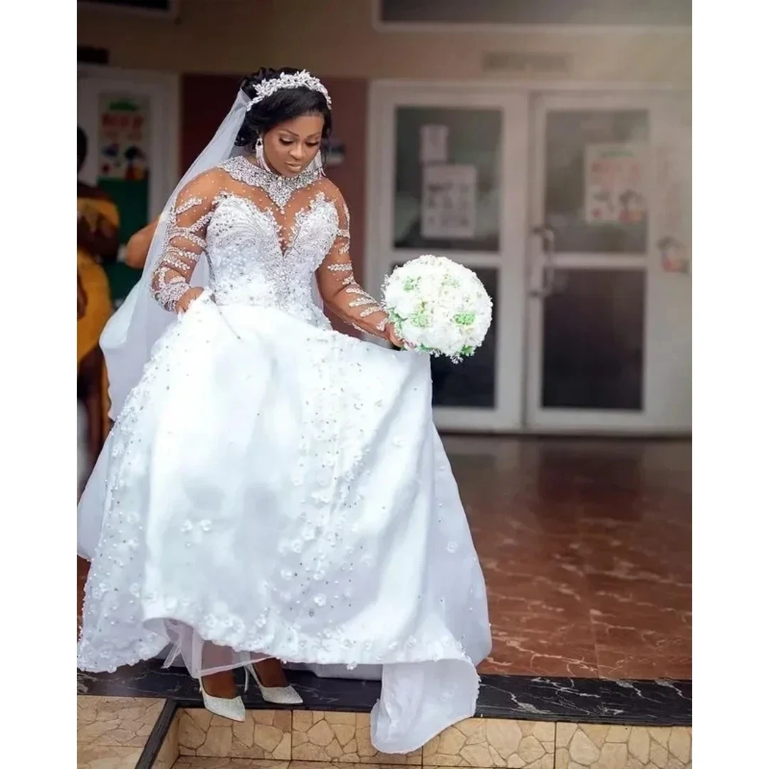 ชุดแต่งงานทรงเอไลน์หรูหราประดับลูกปัดคริสตัลสำหรับผู้หญิง ดีไซน์ใหม่ คอโปร่งเซ็กซี่ ไซส์พลัส ชุดเจ้าสาวสำหรับงานเต้นรำ สามารถสั่งตัดได้