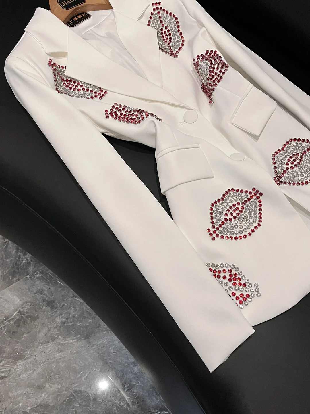 

Ele 2025 Новый зимний костюм Sle Slim Fit с красными губами и бриллиантами, индивидуальный костюм для индивидуальных поездок на работу, высококачественный костюм X36