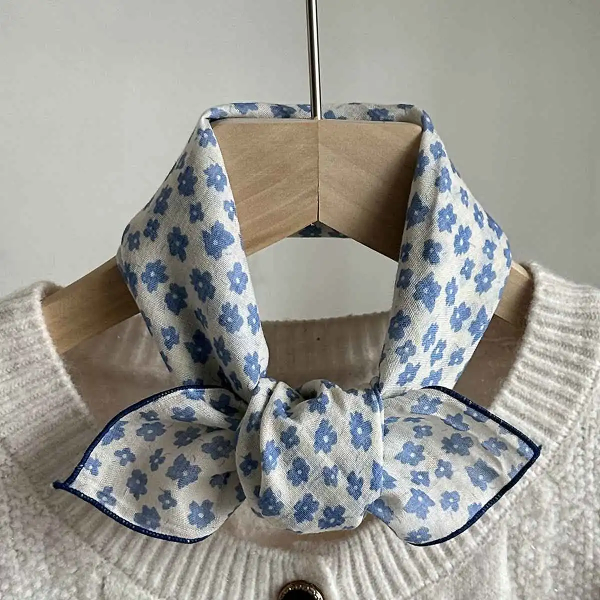 Frühling und Sommer, neues Modell, kleiner Seidenschal für Damen, kleiner, quadratischer Schal im Bohème-Stil, Kopftuch, vielseitiger Schal mit Blumenmuster im europäischen und amerikanischen Stil, 1 Stück. – Detail 6