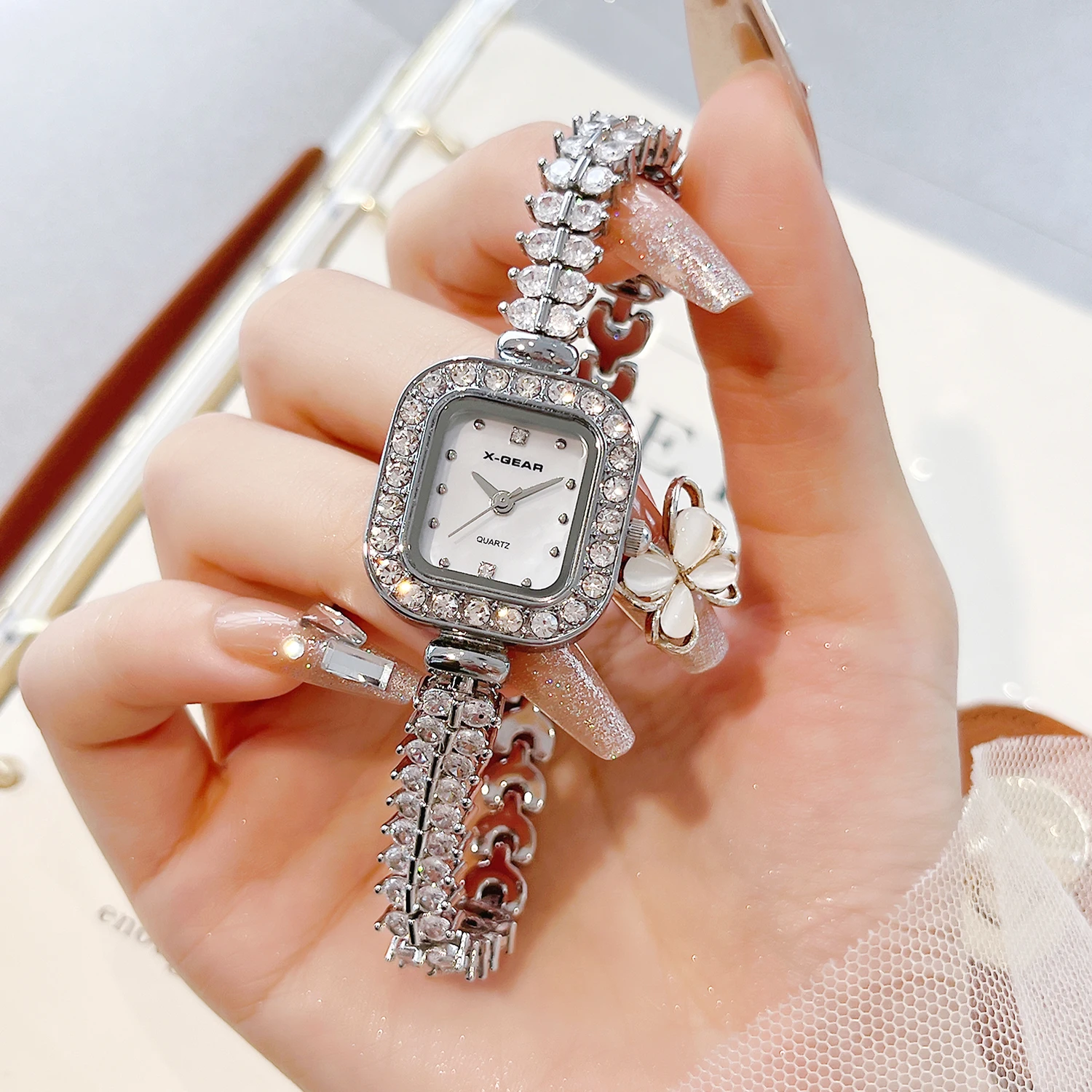 ساعة X-GEAR النسائية المربعة الصغيرة الجديدة - سوار الماس ذو الصف المزدوج مع قرص أم اللؤلؤ العصري ولمسات الماس Quar