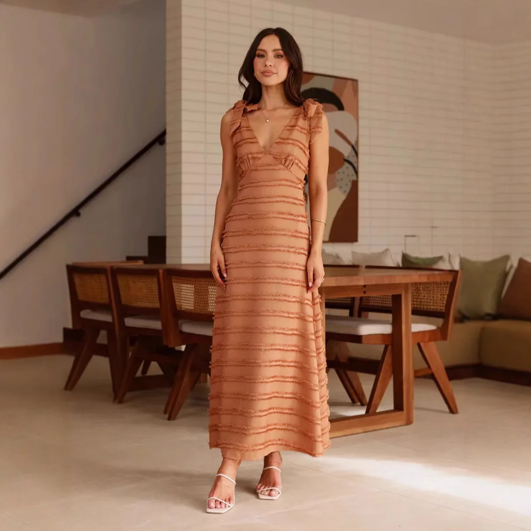Modisches, sanftes, elegantes Kleid mit V-Ausschnitt und Textur, 2025, Sommer-Temperament, gestreiftes Kleid, ärmellos, schulterfrei, Schnürkleid