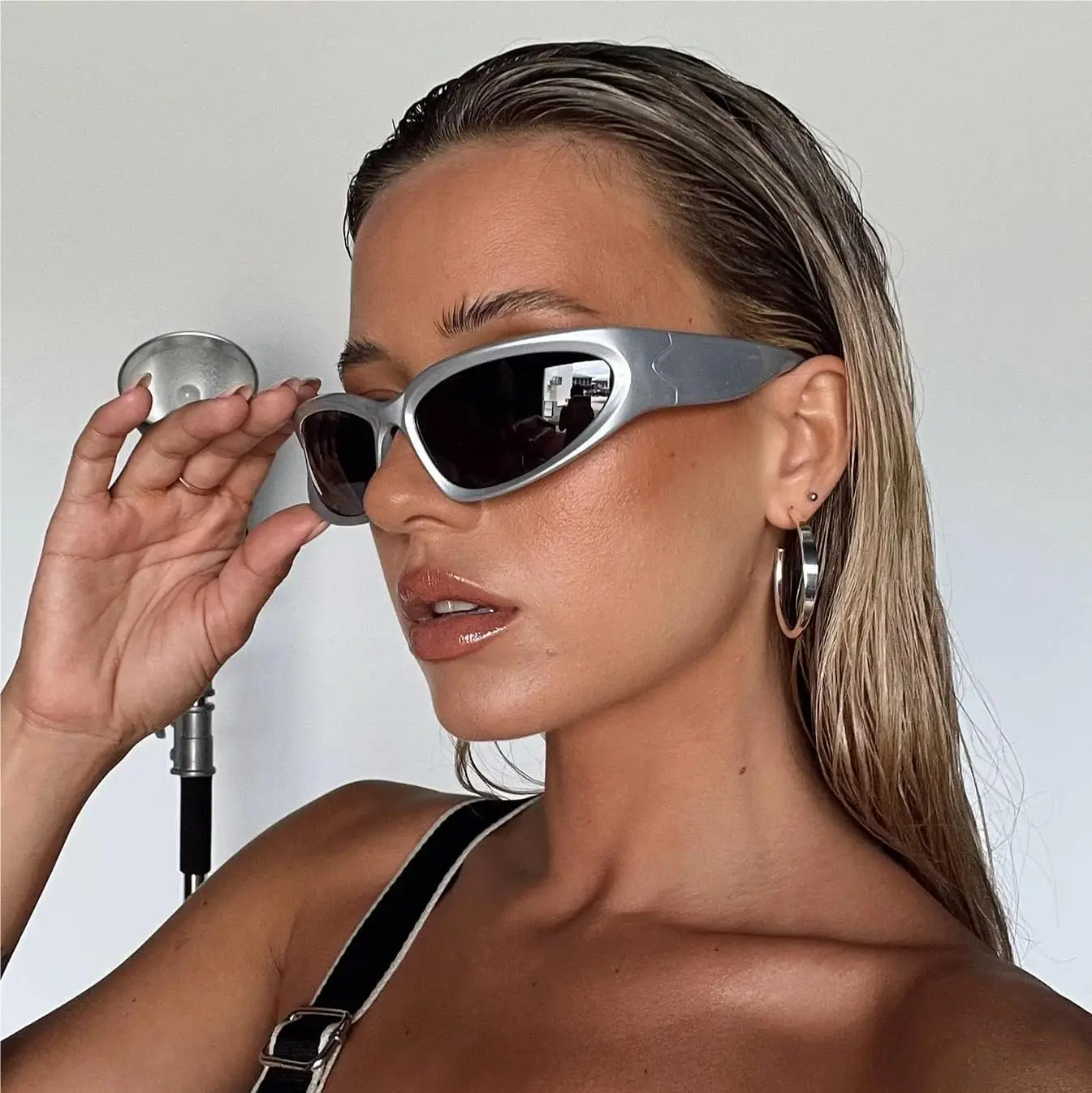 Neue Y2K Wrap-Around Sonnenbrille Mode Rave Metallisch Chrom Space Alien Brille Futuristische Schattierungen Sportbrille für Damen und Herren – Detail 7