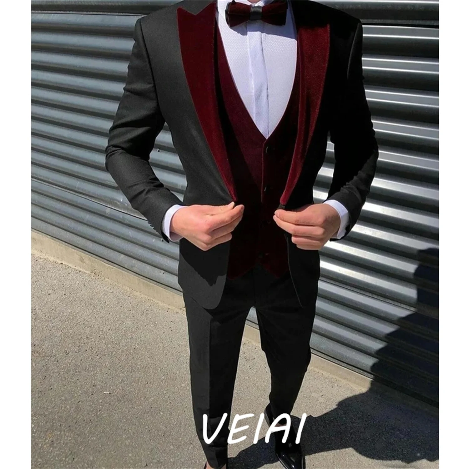 ชุดสูทกำมะหยี่สีแดงเบอร์กันดีแบบสั่งตัดสำหรับผู้ชาย ชุดสูท 3 ชิ้น ทรงเข้ารูป ชุดทักซิโด้เจ้าบ่าว ชุดสูทงานแต่งงาน (เสื้อแจ็คเก็ต+กางเกง+เสื้อกั๊ก)