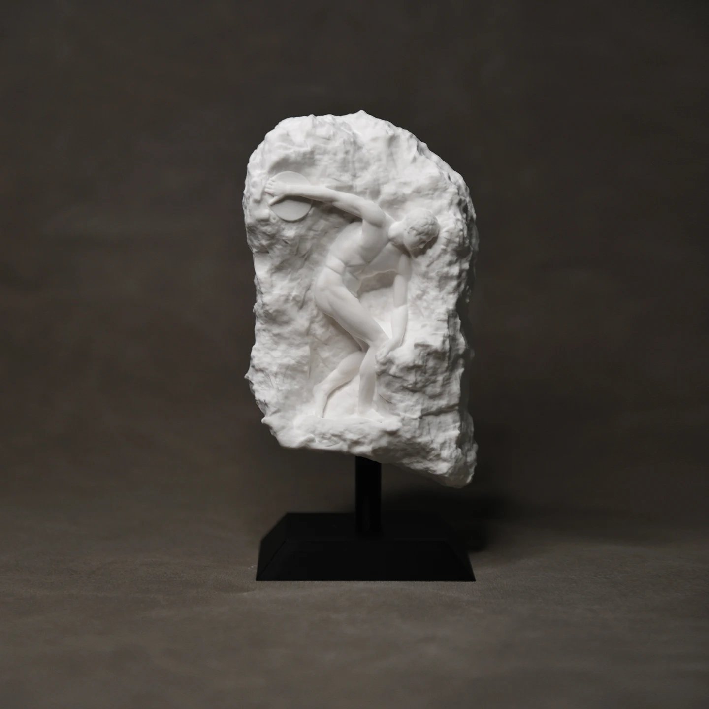 نسخة الجص من "قاذف القرص" تحفة من قبل النحات اليوناني القديم ميرون (مع حامل)