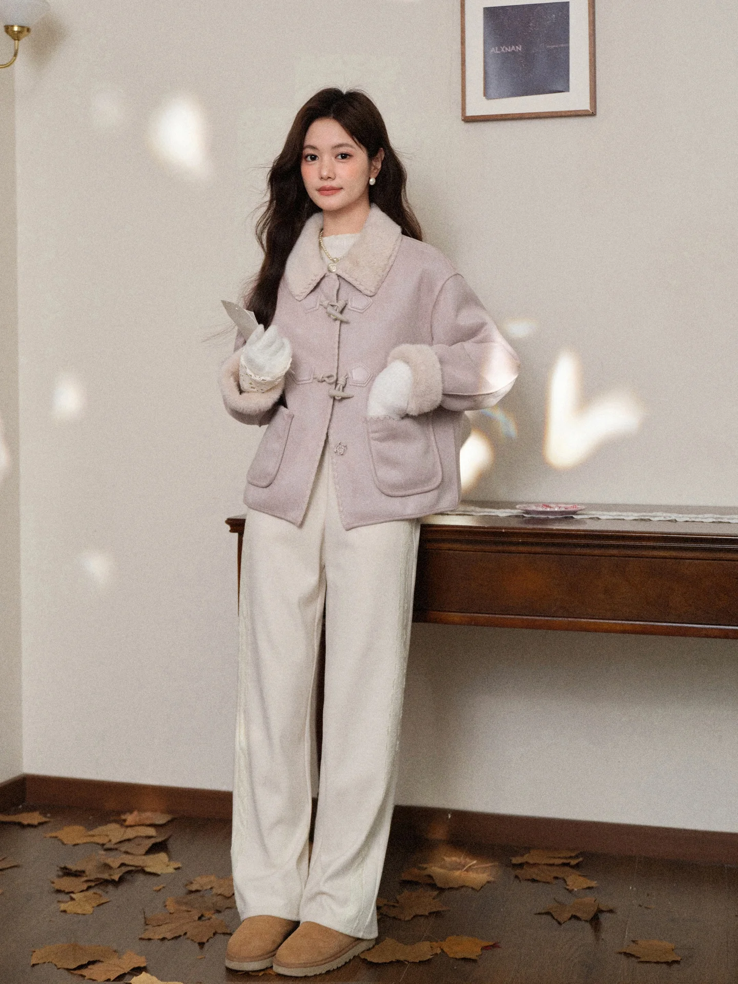   ort Pelzleder Inteated Jaet für Damen von Deer towards South Marken-Wintermantel in rosa Farbe mit Knopfdetail