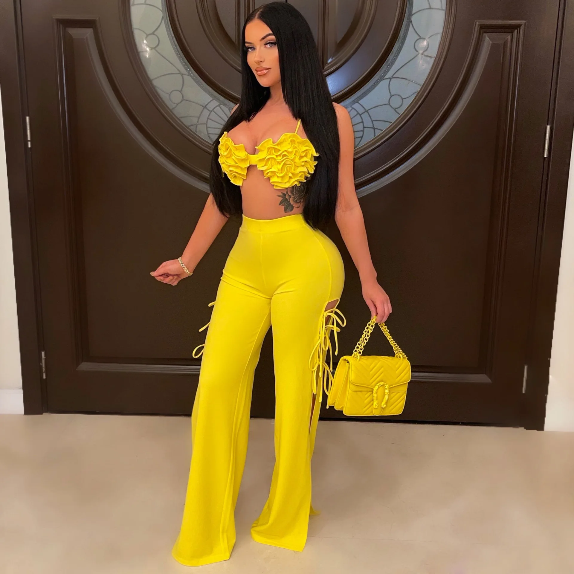 

Новинка 2026 года: Модный женский комплект из 2 предметов — сексуальный топ с перекрестными лямками и расклешенные брюки-клеш